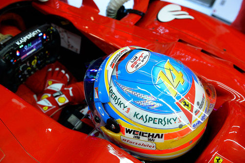 Fernando Alonso esperando a salir dentro del cockpit de su Ferrari