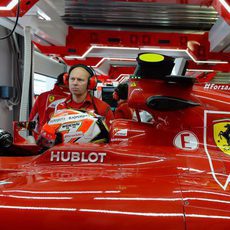 Kimi Räikkönen dentro del Ferrari en los boxes de Sochi