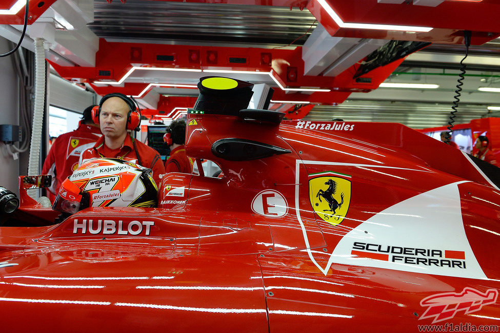 Kimi Räikkönen dentro del Ferrari en los boxes de Sochi
