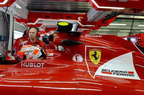 Kimi Räikkönen dentro del Ferrari en los boxes de Sochi