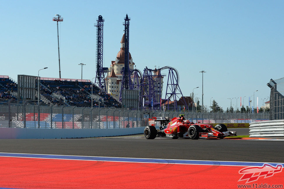 Kimi Räikkönen corriendo por las calles de Sochi