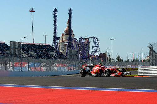 Kimi Räikkönen corriendo por las calles de Sochi