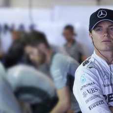 Nico Rosberg expentante con lo que sucede en pista