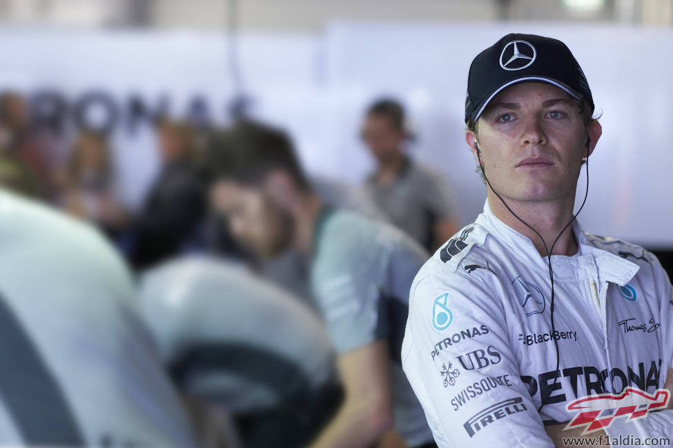 Nico Rosberg expentante con lo que sucede en pista