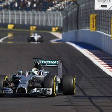 Lewis Hamilton trata de marcar tiempo en los entrenamientos del GP de Rusia