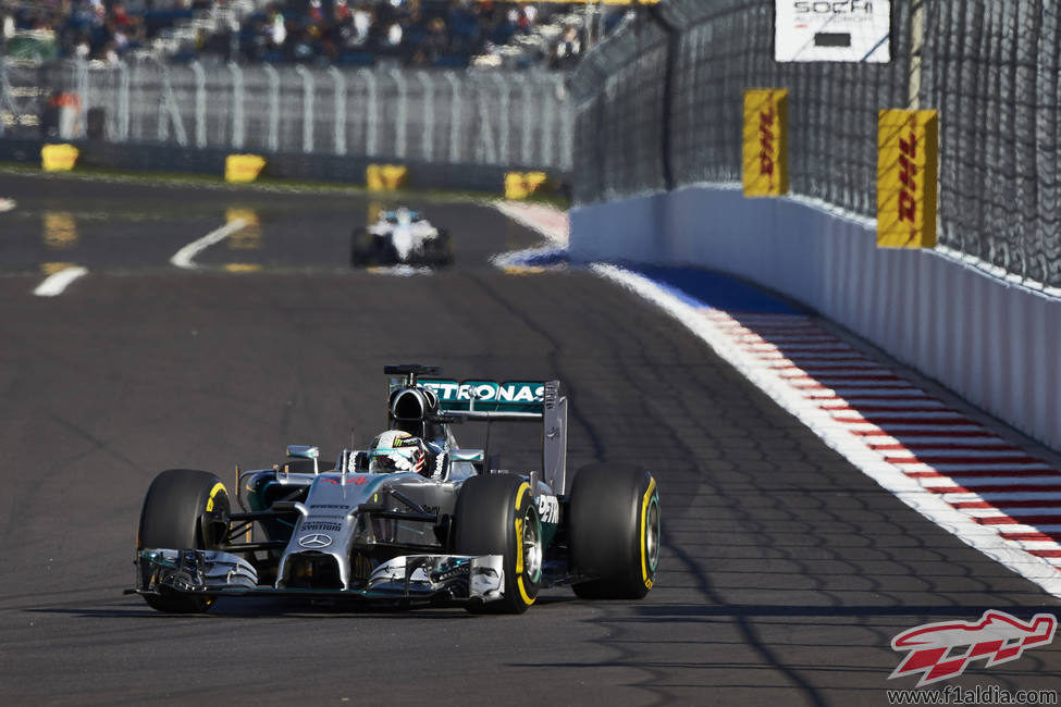 Lewis Hamilton trata de marcar tiempo en los entrenamientos del GP de Rusia