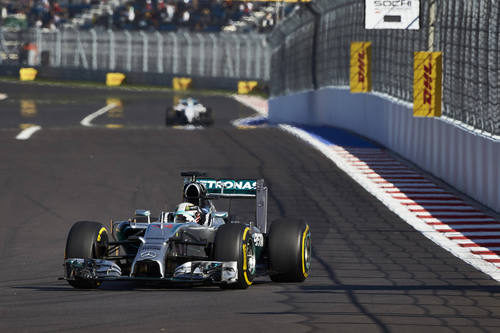 Lewis Hamilton trata de marcar tiempo en los entrenamientos del GP de Rusia