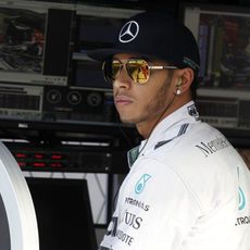 Hamilton en el muro del equipo Mercedes