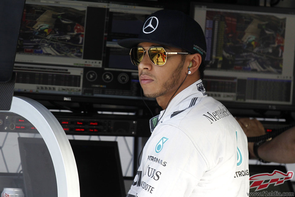 Hamilton en el muro del equipo Mercedes