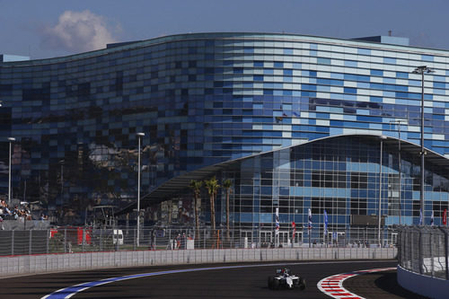Valtteri Bottas rueda ante el estadio Olímpico de Sochi