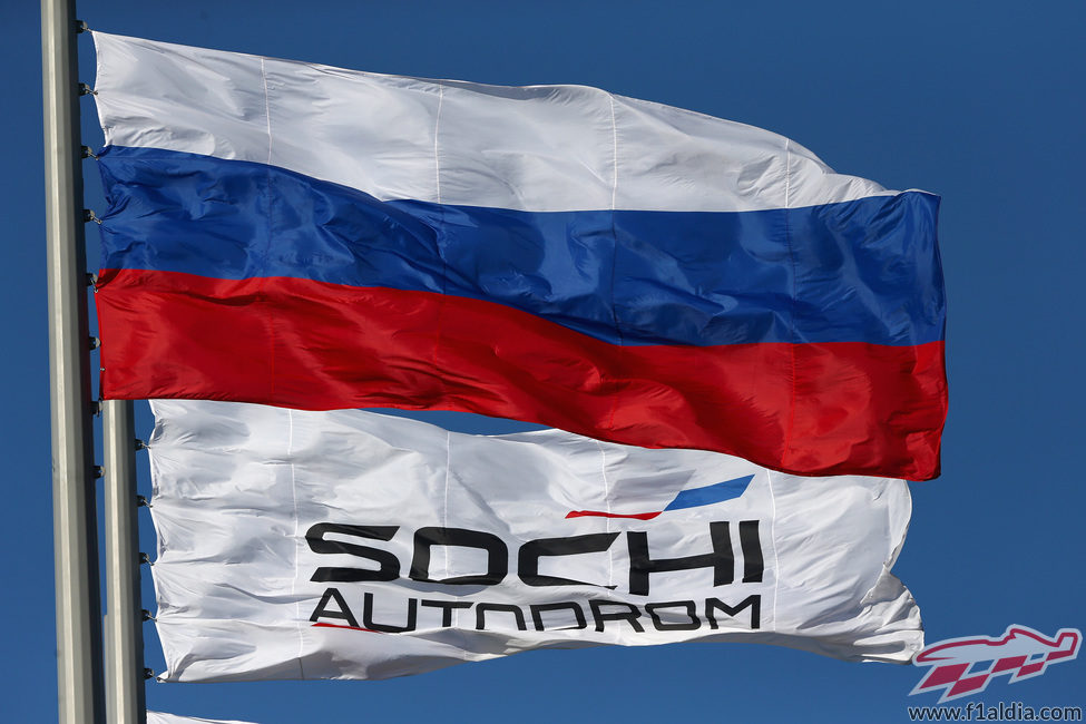 Banderas del circuito de Sochi y de Rusia ondean en el trazado