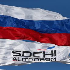 Banderas del circuito de Sochi y de Rusia ondean en el trazado