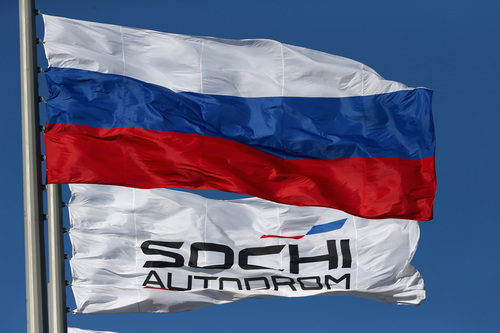 Banderas del circuito de Sochi y de Rusia ondean en el trazado
