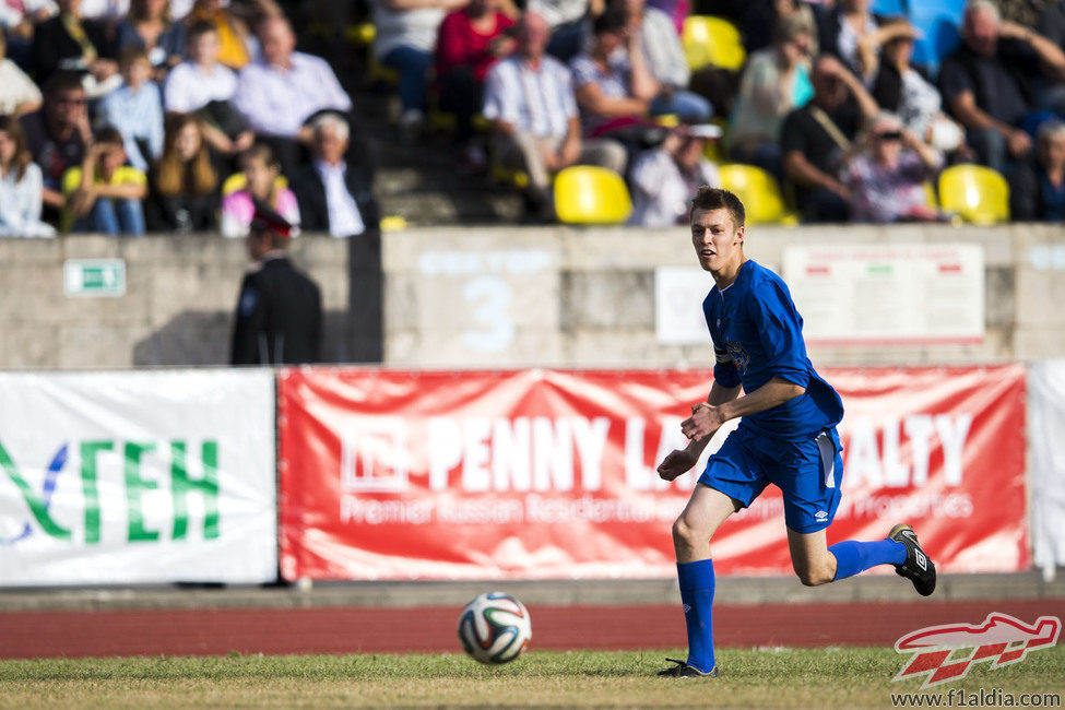 Daniil Kvyat jugó un partido de futbol previo al Gran Premio