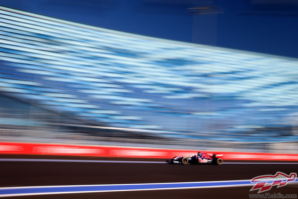 Jean Eric Vergne rueda en el circuito urbano de Sochi