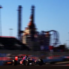 Daniil Kvyat con la ciudad de Sochi al fondo