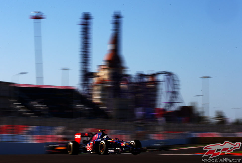 Daniil Kvyat con la ciudad de Sochi al fondo