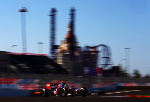 Daniil Kvyat con la ciudad de Sochi al fondo