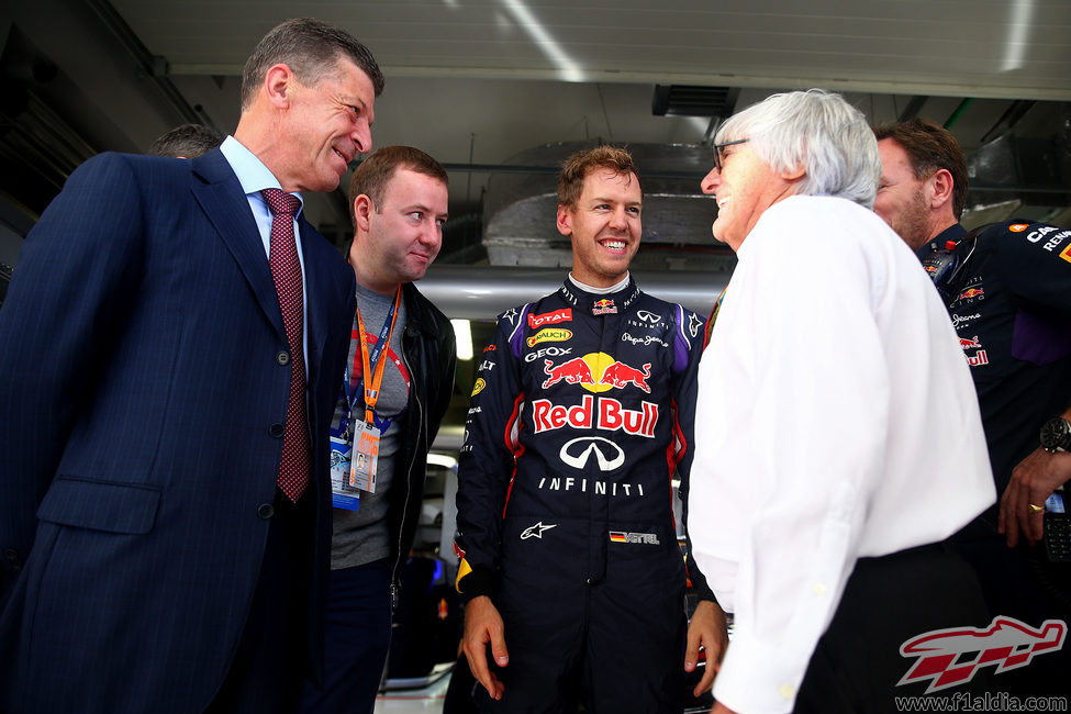 Bernie Ecclestone visita a Sebastian Vettel