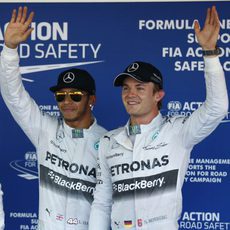 Lewis Hamilton y Nico Rosberg saludan a la prensa congregada en Sochi