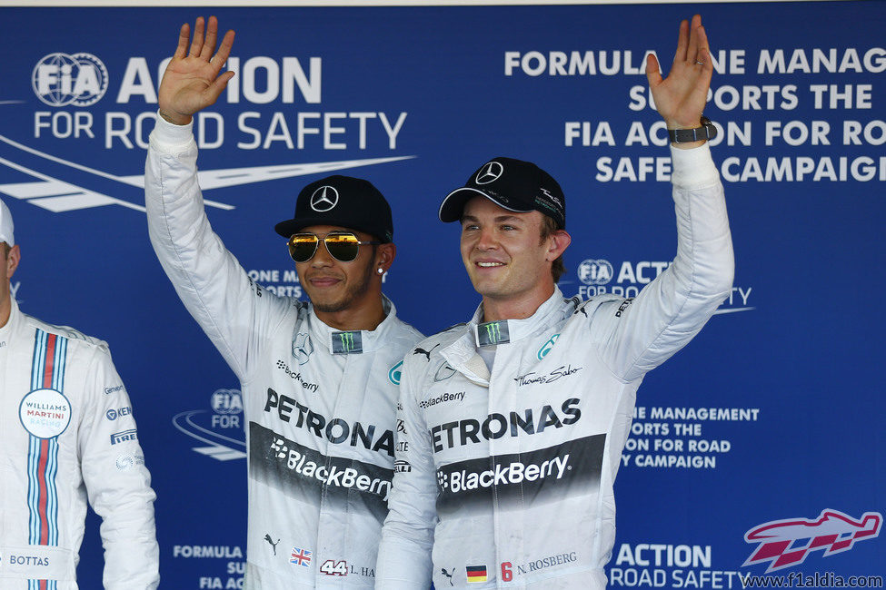 Lewis Hamilton y Nico Rosberg saludan a la prensa congregada en Sochi