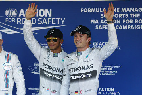 Lewis Hamilton y Nico Rosberg saludan a la prensa congregada en Sochi