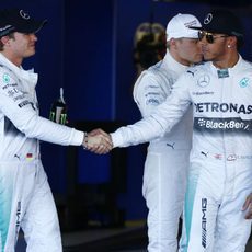 Nico Rosberg felicita a Lewis Hamilton tras la clasificación