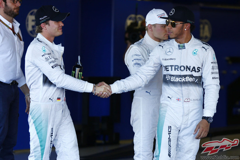 Nico Rosberg felicita a Lewis Hamilton tras la clasificación