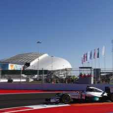 Nico Rosberg subiéndose por los pianos del circuito de Sochi