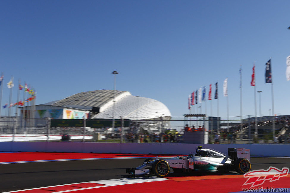 Nico Rosberg subiéndose por los pianos del circuito de Sochi