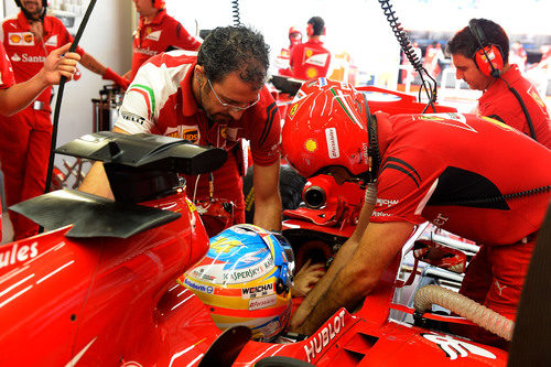 Fernando Alonso sale a pista a por un tiempo competitivo