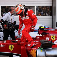 Kimi Raikkonen se baja del monoplaza con el trabajo hecho