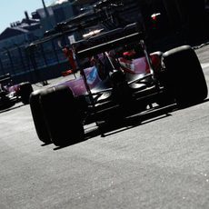 Los Ferrari abandonan la calle de boxes