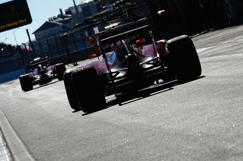 Los Ferrari abandonan la calle de boxes