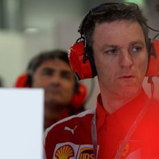 James Allison atento a lo que sucede en el box de Ferrari