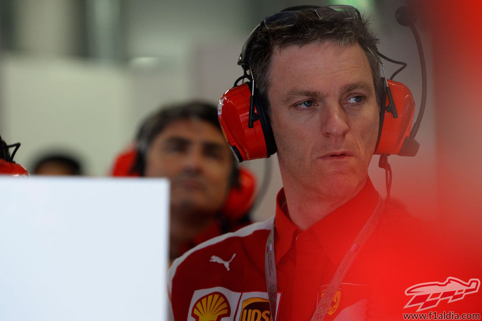 James Allison atento a lo que sucede en el box de Ferrari
