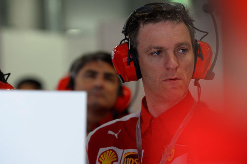 James Allison atento a lo que sucede en el box de Ferrari