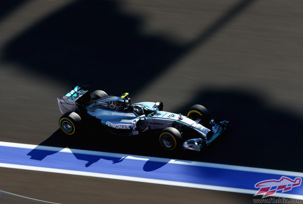 Hamilton y Rosberg se dan la mano tras la clasificación