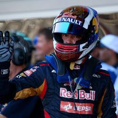 Daniil Kvyat saluda al público de Sochi tras su gran clasificación