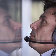 Toto Wolff dirigiendo al equipo desde la radio