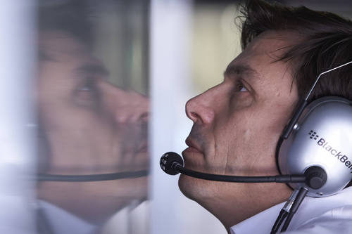 Toto Wolff dirigiendo al equipo desde la radio