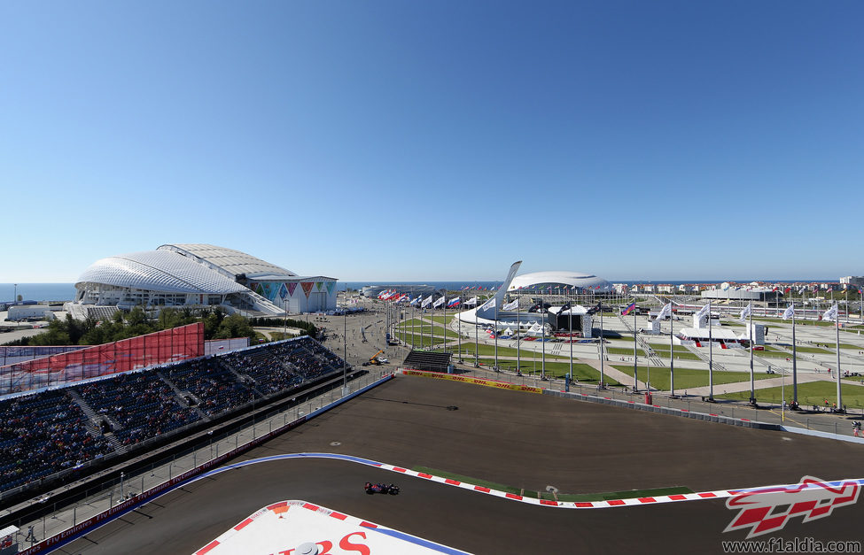 Vista aérea del Toro Rosso de Jean-Eric Vergne en Sochi