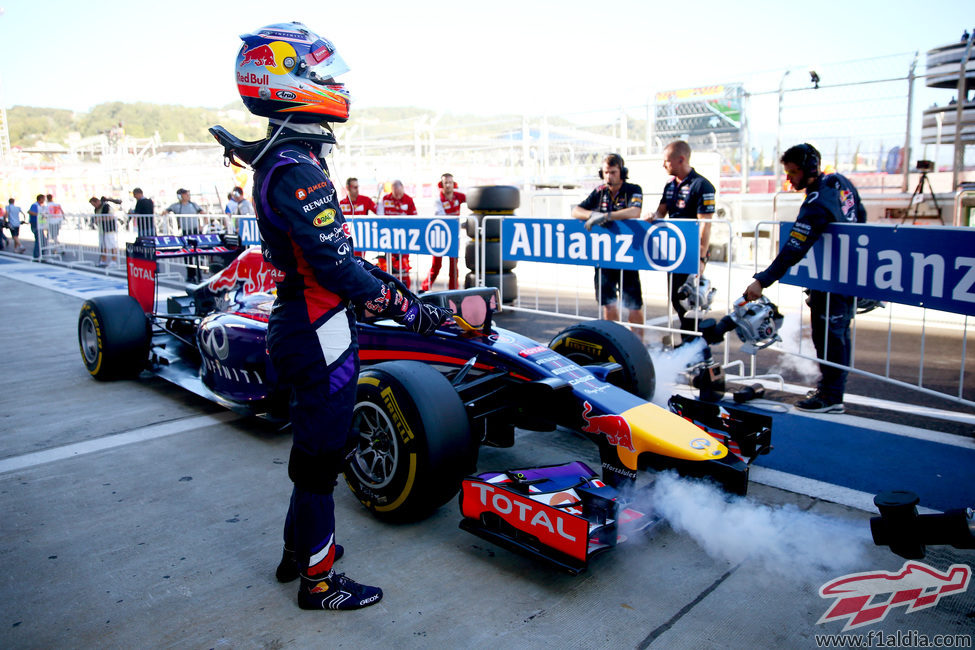 Daniel Ricciardo junto a su Red Bull