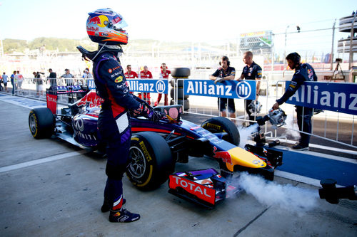 Daniel Ricciardo junto a su Red Bull