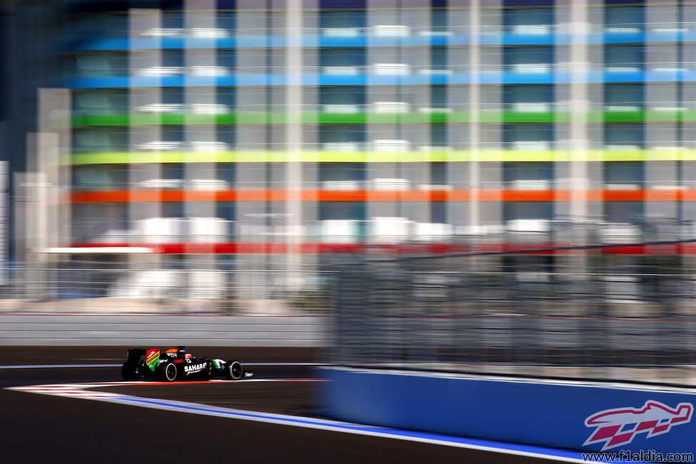 Nico Hülkenberg exprimiendo el coche para superar la penalización de cinco posiciones