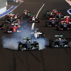 Nico Rosberg se pasa de frenada intentando adelantar a Lewis Hamilton en Sochi