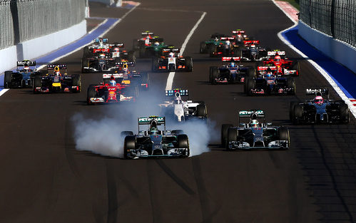 Nico Rosberg se pasa de frenada intentando adelantar a Lewis Hamilton en Sochi