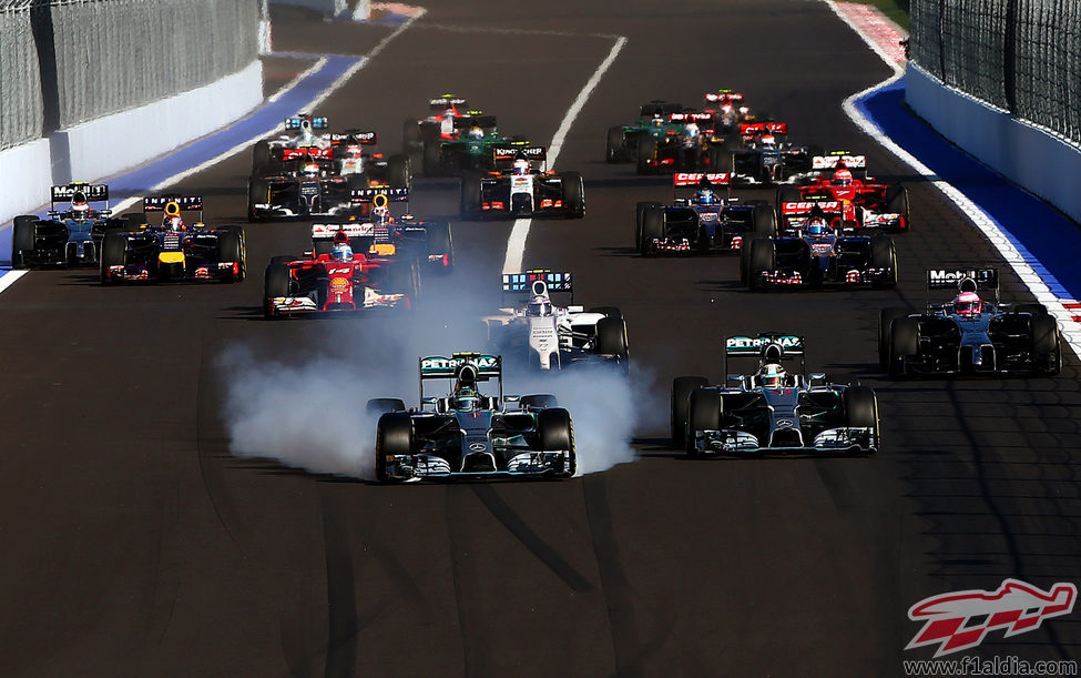 Nico Rosberg se pasa de frenada intentando adelantar a Lewis Hamilton en Sochi