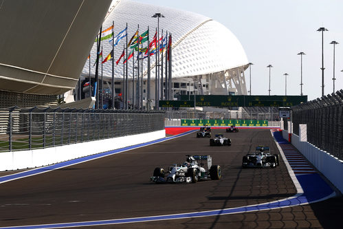 Lewis Hamilton perseguido por Nico Rosberg en los primeros compases de la carrera