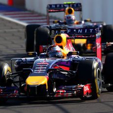 Sebastian Vettel por delante de Daniel Ricciardo en Sochi